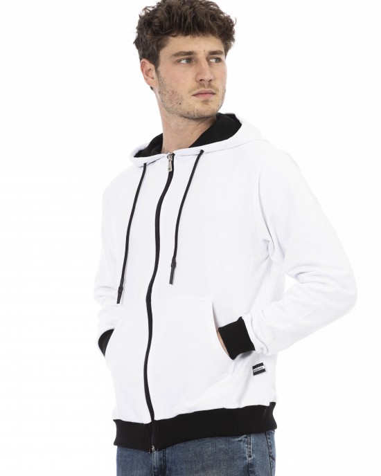 Long Sleeved Brushed Hoodie. Closure With Zip. Rear Logo. Front Pockets.