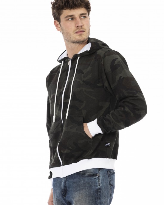 Long Sleeved Brushed Hoodie. Closure With Zip. Rear Logo.