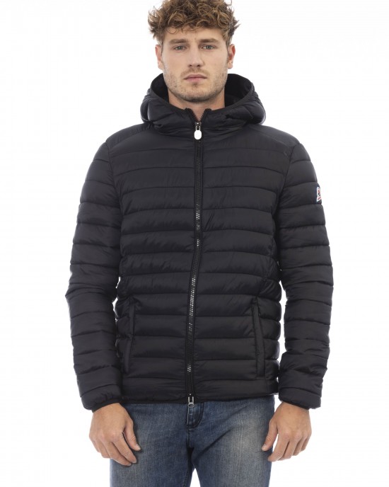 Men's Jacket With Hood. Horizontally Quilted. Customized Braces Inside That Allow The Garment To Be Worn As If It Were A Backpack. Contrasting Patch On The Left Sleeve. Wrists And Bottom With Matching Elastic. Light Padding (approximately 100g).