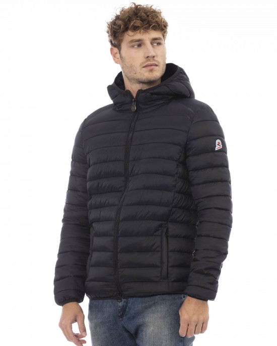 Men's Jacket With Hood. Horizontally Quilted. Customized Braces Inside That Allow The Garment To Be Worn As If It Were A Backpack. Contrasting Patch On The Left Sleeve. Wrists And Bottom With Matching Elastic. Light Padding (approximately 100g).