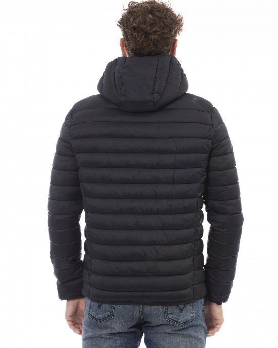 Men's Jacket With Hood. Horizontally Quilted. Customized Braces Inside That Allow The Garment To Be Worn As If It Were A Backpack. Contrasting Patch On The Left Sleeve. Wrists And Bottom With Matching Elastic. Light Padding (approximately 100g).