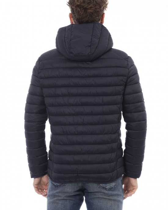 Men's Jacket With Hood. Horizontally Quilted. Customized Braces Inside That Allow The Garment To Be Worn As If It Were A Backpack. Contrasting Patch On The Left Sleeve. Wrists And Bottom With Matching Elastic. Light Padding (approximately 100g).