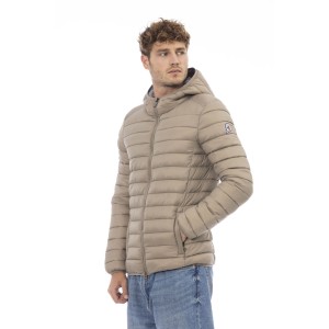 Men's Jacket With Hood. Horizontally Quilted. Customized Braces Inside That Allow The Garment To Be Worn As If It Were A Backpack. Contrasting Patch On The Left Sleeve. Wrists And Bottom With Matching Elastic. Light Padding (approximately 100g).