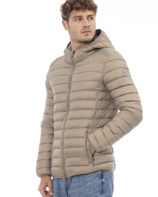 Men's Jacket With Hood. Horizontally Quilted. Customized Braces Inside That Allow The Garment To Be Worn As If It Were A Backpack. Contrasting Patch On The Left Sleeve. Wrists And Bottom With Matching Elastic. Light Padding (approximately 100g).