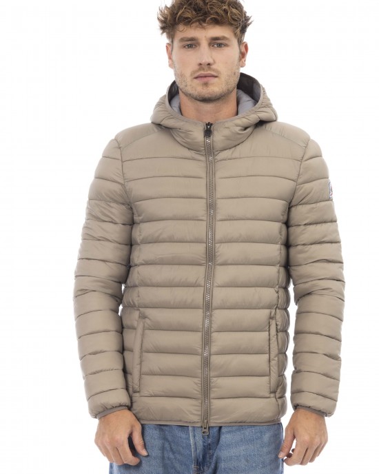 Men's Jacket With Hood. Horizontally Quilted. Customized Braces Inside That Allow The Garment To Be Worn As If It Were A Backpack. Contrasting Patch On The Left Sleeve. Wrists And Bottom With Matching Elastic. Light Padding (approximately 100g).