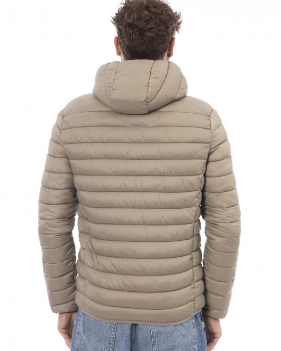 Men's Jacket With Hood. Horizontally Quilted. Customized Braces Inside That Allow The Garment To Be Worn As If It Were A Backpack. Contrasting Patch On The Left Sleeve. Wrists And Bottom With Matching Elastic. Light Padding (approximately 100g).