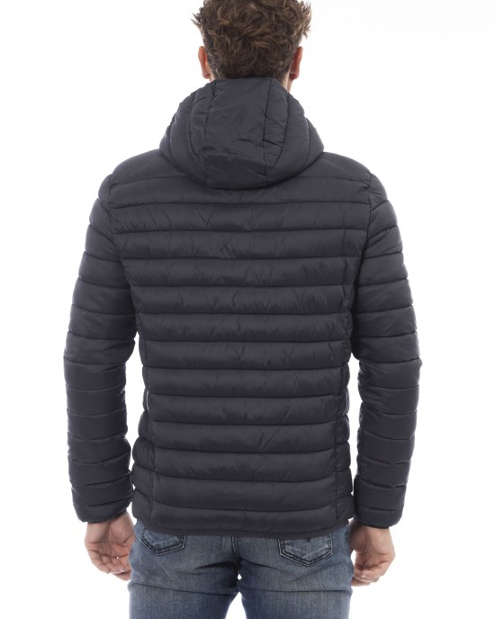 Men's Jacket With Hood. Horizontally Quilted. Customized Braces Inside That Allow The Garment To Be Worn As If It Were A Backpack. Contrasting Patch On The Left Sleeve. Wrists And Bottom With Matching Elastic. Light Padding (approximately 100g).