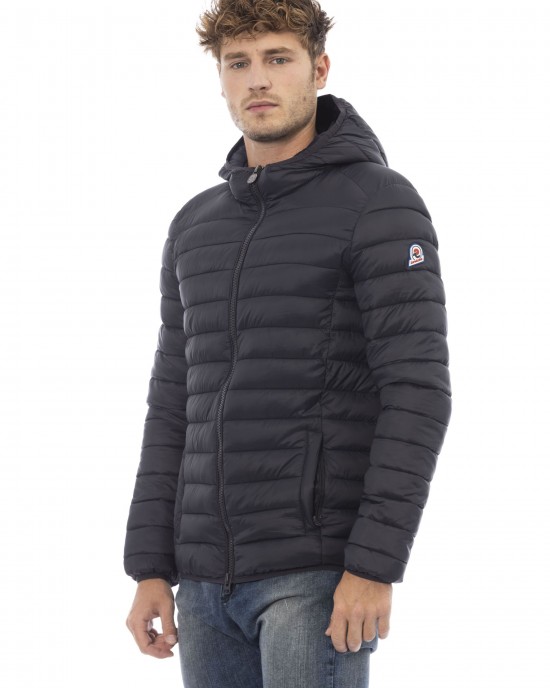 Men's Jacket With Hood. Horizontally Quilted. Customized Braces Inside That Allow The Garment To Be Worn As If It Were A Backpack. Contrasting Patch On The Left Sleeve. Wrists And Bottom With Matching Elastic. Light Padding (approximately 100g).