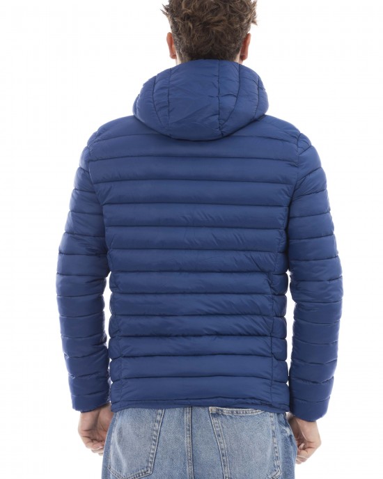 Men's Jacket With Hood. Horizontally Quilted. Customized Braces Inside That Allow The Garment To Be Worn As If It Were A Backpack. Contrasting Patch On The Left Sleeve. Wrists And Bottom With Matching Elastic. Light Padding (approximately 100g).