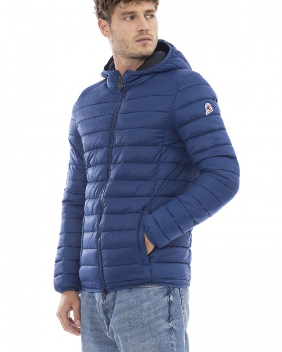 Men's Jacket With Hood. Horizontally Quilted. Customized Braces Inside That Allow The Garment To Be Worn As If It Were A Backpack. Contrasting Patch On The Left Sleeve. Wrists And Bottom With Matching Elastic. Light Padding (approximately 100g).