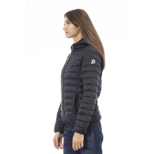 Women's Jacket With Hood. Horizontally Quilted. Customized Braces Inside That Allow The Garment To Be Worn As If It Were A Backpack. Contrasting Patch On The Left Sleeve. Wrists And Bottom With Matching Elastic. Light Padding (approximately 100g).