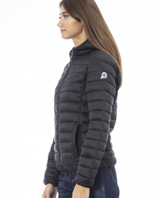 Women's Jacket With Hood. Horizontally Quilted. Customized Braces Inside That Allow The Garment To Be Worn As If It Were A Backpack. Contrasting Patch On The Left Sleeve. Wrists And Bottom With Matching Elastic. Light Padding (approximately 100g).