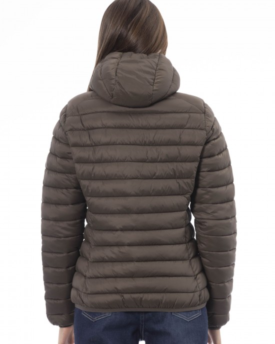 Women's Jacket With Hood. Horizontally Quilted. Customized Braces Inside That Allow The Garment To Be Worn As If It Were A Backpack. Contrasting Patch On The Left Sleeve. Wrists And Bottom With Matching Elastic. Light Padding (approximately 100g).