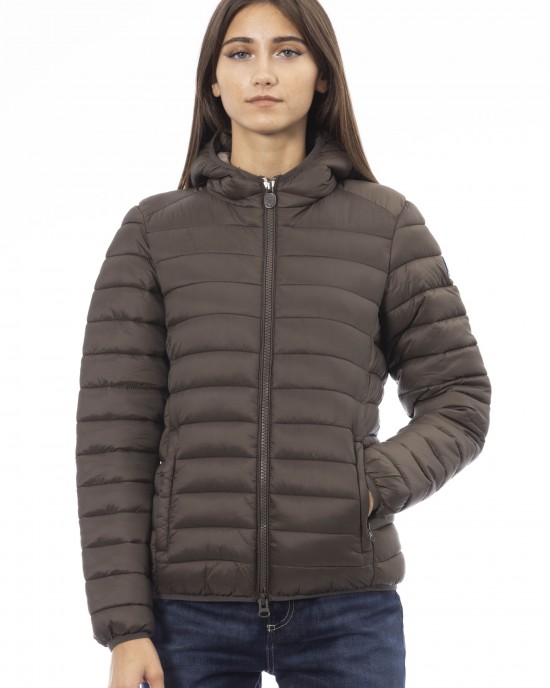 Women's Jacket With Hood. Horizontally Quilted. Customized Braces Inside That Allow The Garment To Be Worn As If It Were A Backpack. Contrasting Patch On The Left Sleeve. Wrists And Bottom With Matching Elastic. Light Padding (approximately 100g).