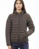 Women's Jacket With Hood. Horizontally Quilted. Customized Braces Inside That Allow The Garment To Be Worn As If It Were A Backpack. Contrasting Patch On The Left Sleeve. Wrists And Bottom With Matching Elastic. Light Padding (approximately 100g).