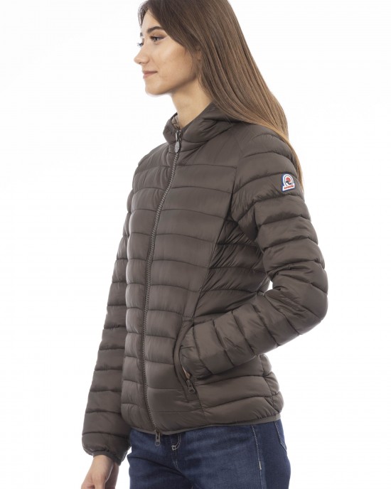 Women's Jacket With Hood. Horizontally Quilted. Customized Braces Inside That Allow The Garment To Be Worn As If It Were A Backpack. Contrasting Patch On The Left Sleeve. Wrists And Bottom With Matching Elastic. Light Padding (approximately 100g).