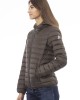 Women's Jacket With Hood. Horizontally Quilted. Customized Braces Inside That Allow The Garment To Be Worn As If It Were A Backpack. Contrasting Patch On The Left Sleeve. Wrists And Bottom With Matching Elastic. Light Padding (approximately 100g).