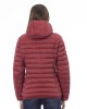 Women's Jacket With Hood. Horizontally Quilted. Customized Braces Inside That Allow The Garment To Be Worn As If It Were A Backpack. Contrasting Patch On The Left Sleeve. Wrists And Bottom With Matching Elastic. Light Padding (approximately 100g).