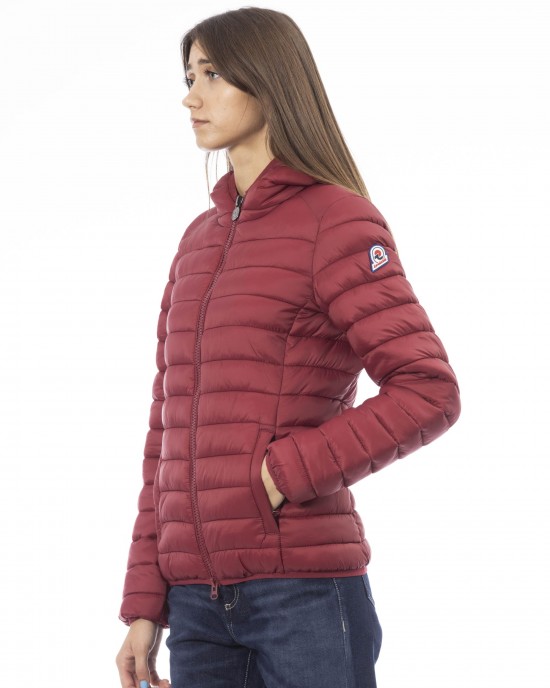 Women's Jacket With Hood. Horizontally Quilted. Customized Braces Inside That Allow The Garment To Be Worn As If It Were A Backpack. Contrasting Patch On The Left Sleeve. Wrists And Bottom With Matching Elastic. Light Padding (approximately 100g).