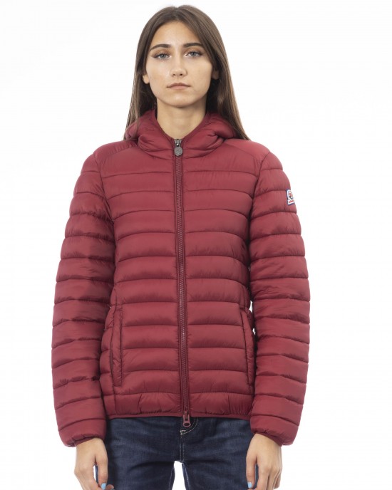 Women's Jacket With Hood. Horizontally Quilted. Customized Braces Inside That Allow The Garment To Be Worn As If It Were A Backpack. Contrasting Patch On The Left Sleeve. Wrists And Bottom With Matching Elastic. Light Padding (approximately 100g).