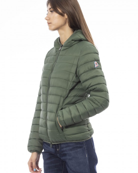 Women's Jacket With Hood. Horizontally Quilted. Customized Braces Inside That Allow The Garment To Be Worn As If It Were A Backpack. Contrasting Patch On The Left Sleeve. Wrists And Bottom With Matching Elastic. Light Padding (approximately 100g).