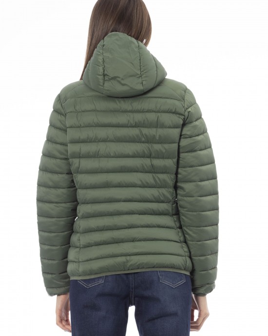 Women's Jacket With Hood. Horizontally Quilted. Customized Braces Inside That Allow The Garment To Be Worn As If It Were A Backpack. Contrasting Patch On The Left Sleeve. Wrists And Bottom With Matching Elastic. Light Padding (approximately 100g).