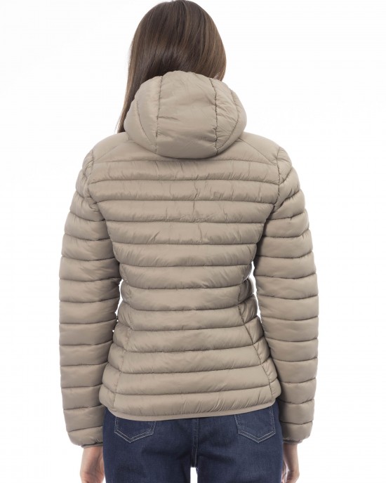 Women's Jacket With Hood. Horizontally Quilted. Customized Braces Inside That Allow The Garment To Be Worn As If It Were A Backpack. Contrasting Patch On The Left Sleeve. Wrists And Bottom With Matching Elastic. Light Padding (approximately 100g).