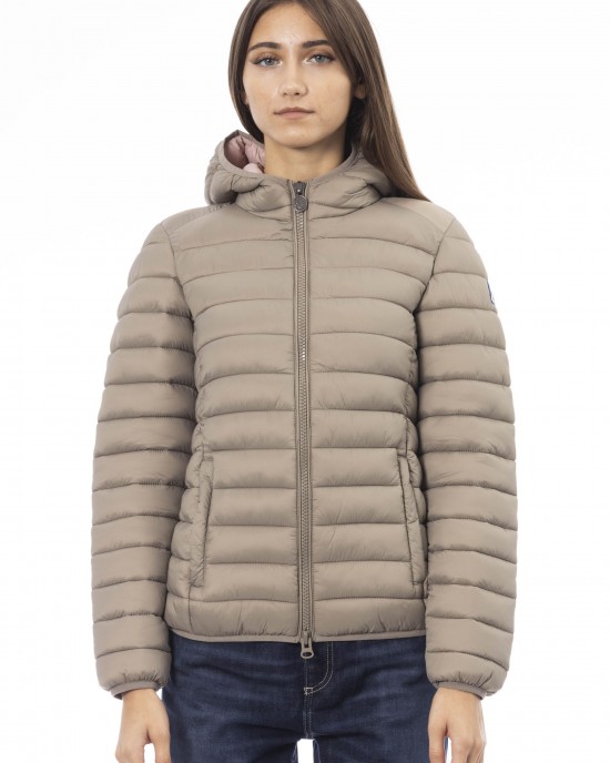 Women's Jacket With Hood. Horizontally Quilted. Customized Braces Inside That Allow The Garment To Be Worn As If It Were A Backpack. Contrasting Patch On The Left Sleeve. Wrists And Bottom With Matching Elastic. Light Padding (approximately 100g).