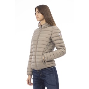 Women's Jacket With Hood. Horizontally Quilted. Customized Braces Inside That Allow The Garment To Be Worn As If It Were A Backpack. Contrasting Patch On The Left Sleeve. Wrists And Bottom With Matching Elastic. Light Padding (approximately 100g).