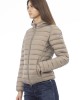 Women's Jacket With Hood. Horizontally Quilted. Customized Braces Inside That Allow The Garment To Be Worn As If It Were A Backpack. Contrasting Patch On The Left Sleeve. Wrists And Bottom With Matching Elastic. Light Padding (approximately 100g).