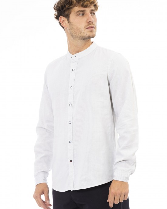 Regular Fit Shirt. Mandarin Collar. Front Closure With Buttons. Closure With Buttons On The Cuffs.