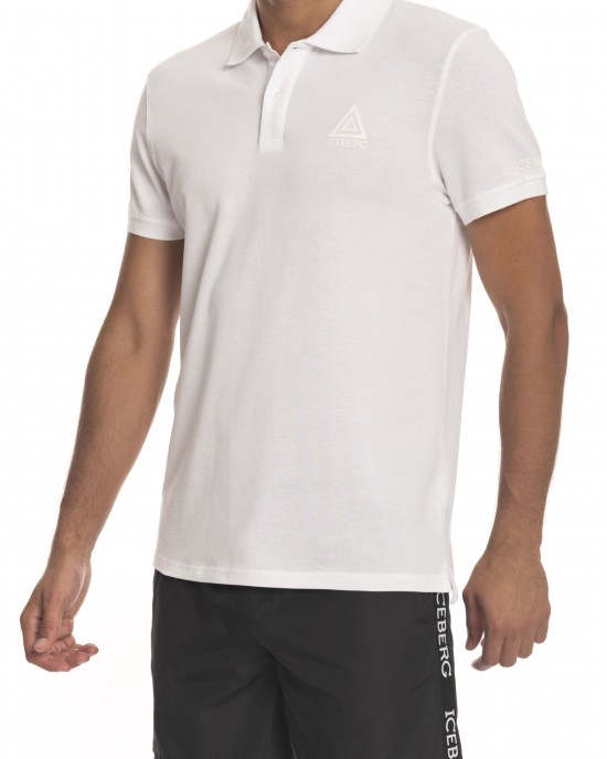 Solid Color Polo Shirt. Short Sleeves. Logo On The Chest.