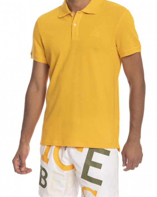 Solid Color Polo Shirt. Short Sleeves. Logo On The Chest.