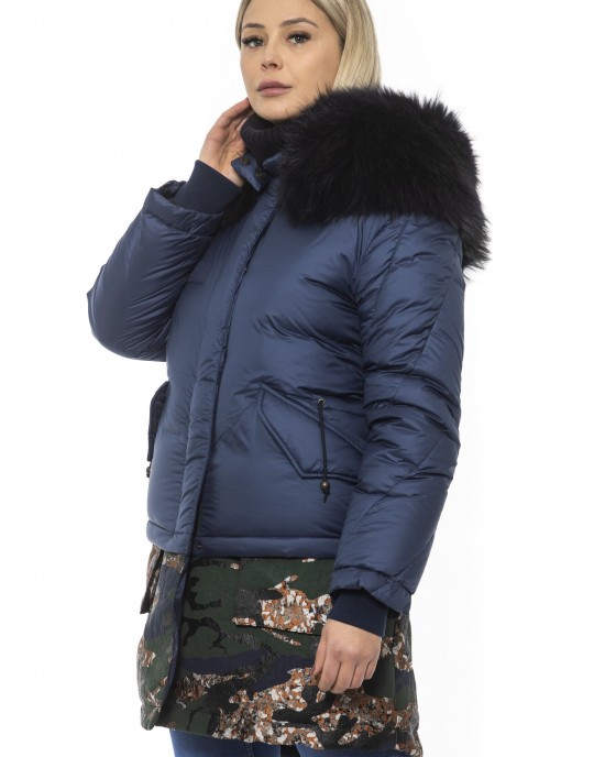 Woman Parka. Zip Closure And Drawstring At The Waist. Two Front Pockets. Hood With Removable Fur.