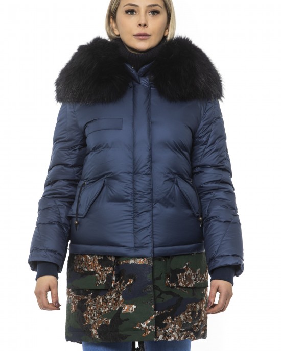 Woman Parka. Zip Closure And Drawstring At The Waist. Two Front Pockets. Hood With Removable Fur.